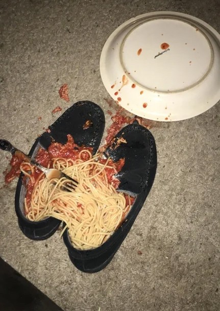 Nachtschicht, ich gehe mir einen Teller Spaghetti machen: Mir fällt alles in die Schuhe. Los geht's mit den Flüchen!