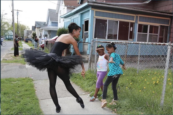 10. La ballerina cammina in giro per la città con il tutù per ispirare i più piccoli che vogliono avvicinarsi al mondo della danza.