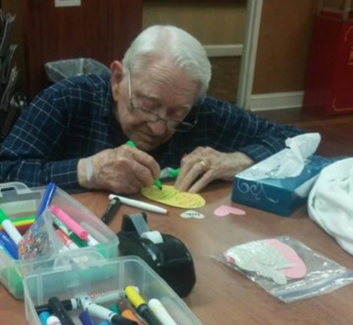 14. Quest'uomo sta scrivendo un bigliettino per sua moglie, di 93 anni: con l'avanzare dell'età le attenzioni non diminuiscono.