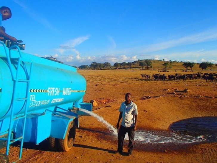 2. Chaque jour, cet homme conduit pendant des heures son véhicule pour fournir de l'eau aux animaux sauvages assoiffés du Kenya.