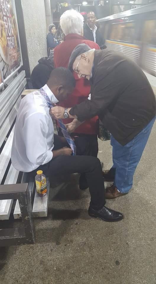 7. Ce monsieur, qui attend le métro, aide un jeune homme avec une cravate parce qu'il a remarqué qu'il avait des problèmes avec.