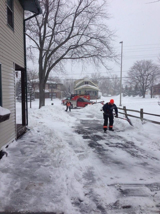 8. Un homme du quartier était en train de pelleter de la neige mais ne se sentait pas bien. Les ambulanciers, après l'avoir aidé, ont terminé le travail.