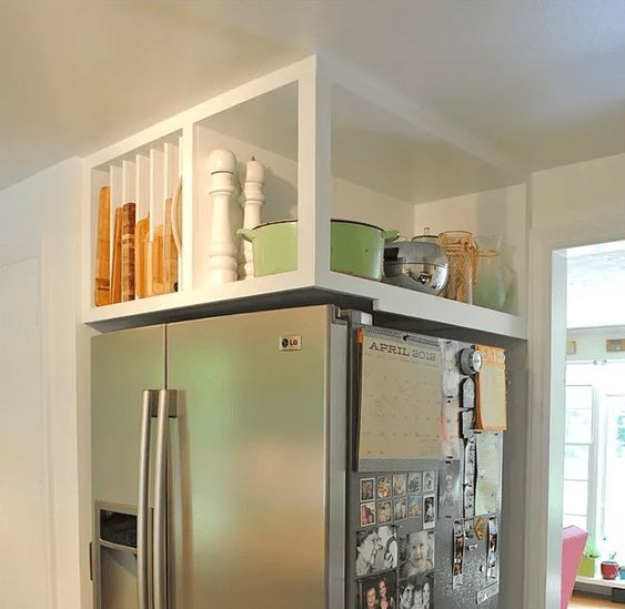 7. Quante volte impiliamo oggetti sopra al frigo? Meglio tenerlo un po' più sgombero e creare uno scaffale al di sopra. Questo è addirittura in cartongesso