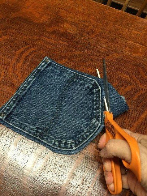 6. La tasca di un vecchio paio di jeans è perfetta per trasportare saponette in viaggio