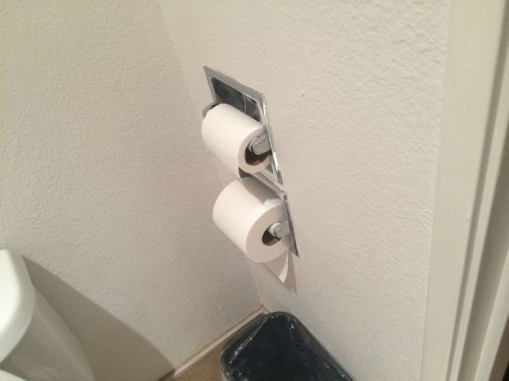 8. Un vieux dilemme, toujours débattu aujourd'hui : comment placer le rouleau de papier toilette ?