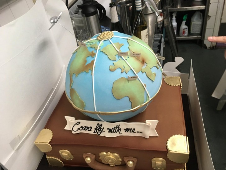 How wonderful: a cake that reproduces the globe and all the places that the couple visited!