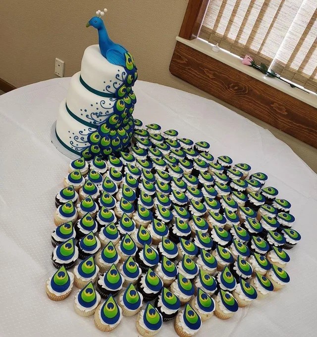An absolute masterpiece: a peacock cake!