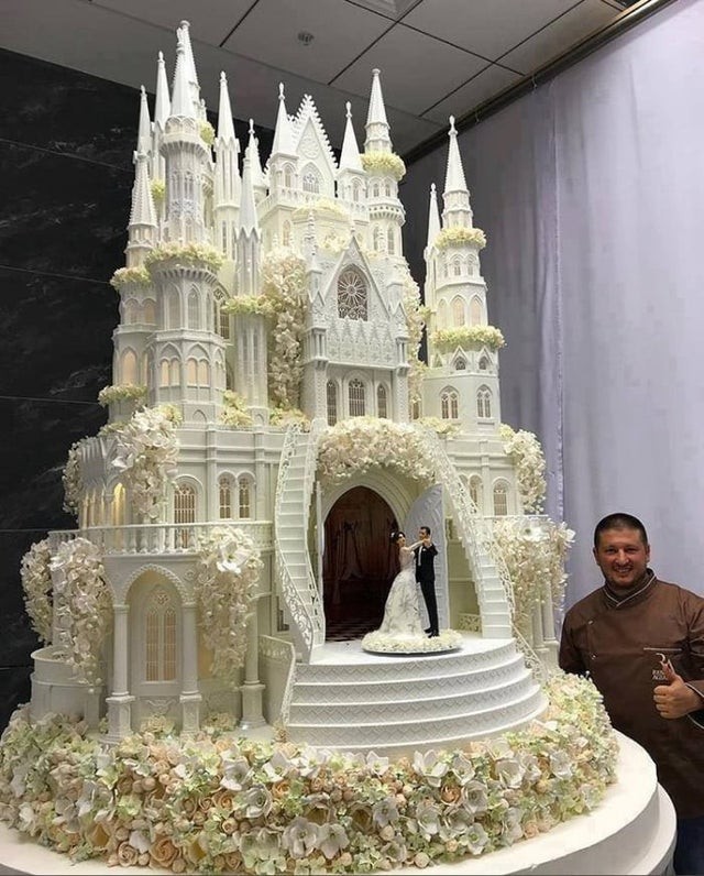For all lovers of fairytale castles: this wedding cake is for you!