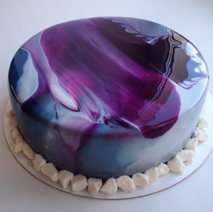 This elegant cake looks like it's made of polished marble ...