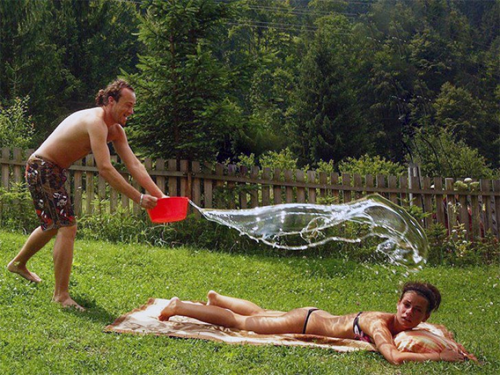 Et juste au moment où vous vous détendez et prenez le soleil... vient la douche froide, dans tous les sens du terme !