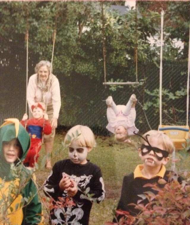 En gammal familjefotograf tar en maskeradbild som istället blir en bild av en katastrof ... Sådär ja!