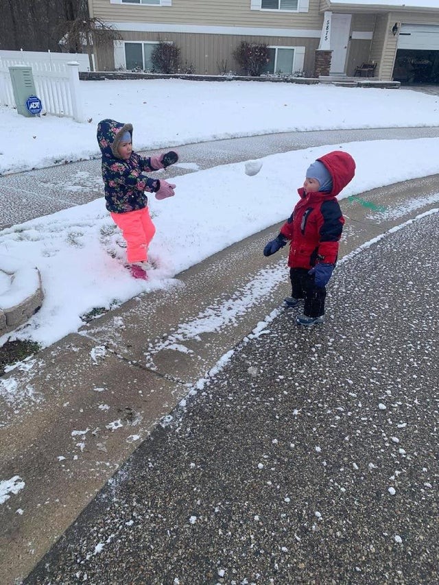 Ecco che arriva la palla di neve in faccia!