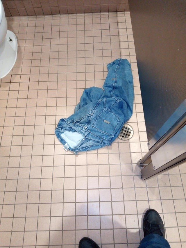 L'idiot s'est enfui et a laissé un jeans à essayer par terre, sans prendre la peine de le remettre à leur place.