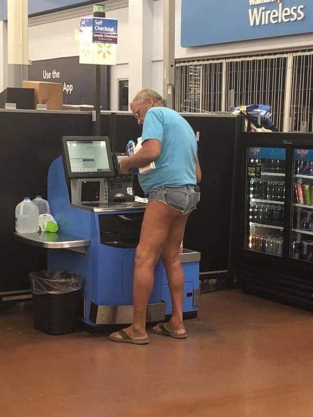 D'accord, on comprend qu'il fait chaud, mais ces shorts sont vraiment trop, autant sortir en sous-vêtements !