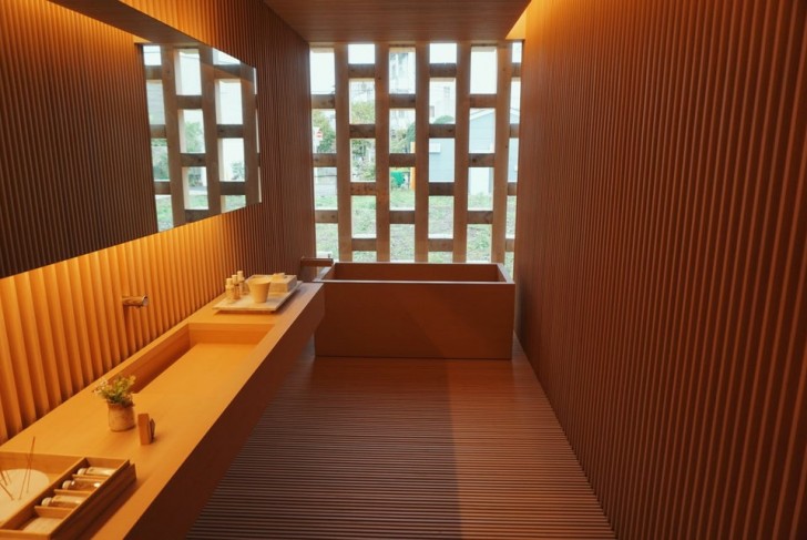 15. Cette salle de bain japonaise peut sembler trop minimaliste pour certains, mais il faut reconnaître qu'elle est fascinante !