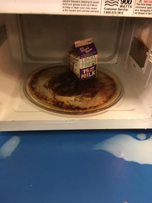 Mio figlio ha scaldato il latte nel microonde...con tutto il cartone all'interno: odio quando fa così!