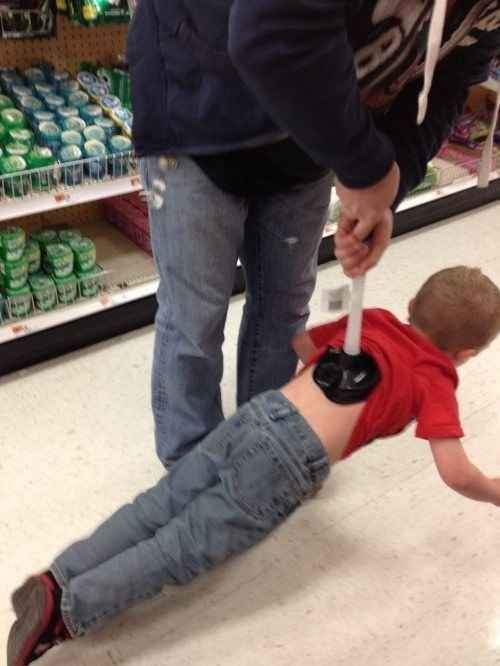 ¿Tiene necesidad de capturar a su hijo al que le gusta estar extendido sobre el piso del supermercado? ¡Prueben a usar la sopapa!