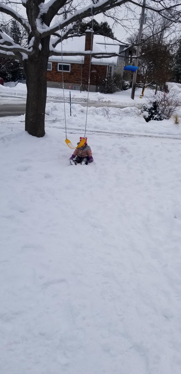 Ela estava se divertindo tanto no balanço que acabou caindo de bunda na neve macia!