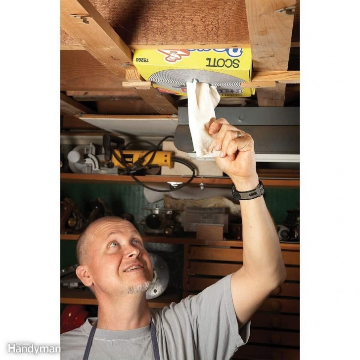4. Tra le assi del soffitto potete sistemare un dispensatore di fazzoletti di carta usa e getta