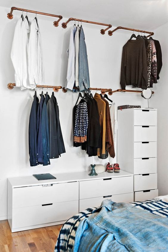 5. Boven koperen buizen en onder schoenenrek en laden: een eenvoudige en essentiële garderobewand