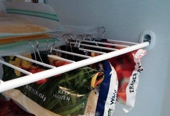 8. L'idea brillante per sfruttare meglio lo spazio in frigorifero con le buste di prodotti...
