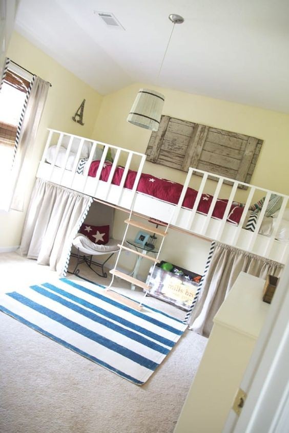 5. Un'idea divertente per i piccoli - e salvaspazio - è il loft bed, con lo spazio utile al di sotto per un mini studio o magari il guardaroba