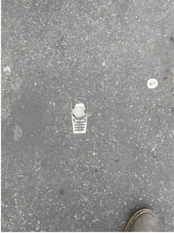 18. Un vecchio cellulare Nokia 'stampato' sul cemento di un marciapiede!