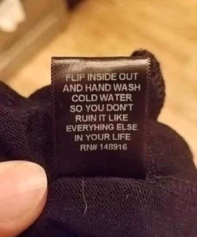 19. Autre message caché sur l'étiquette d'un pull: "retourner et laver à la main à l'eau froide afin de ne pas l'abîmer, comme vous le faites pour tout autre chose dans votre vie".