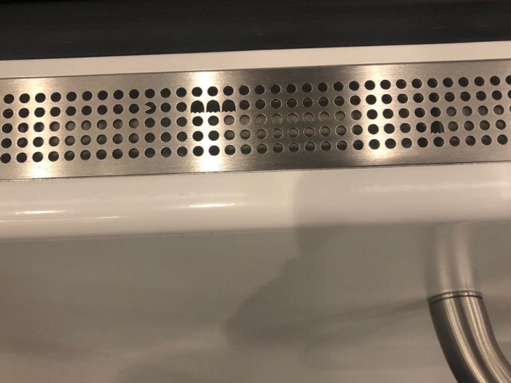 20. In un vagone della metropolitana di Stoccolma: notate niente di strano sulla griglia di ventilazione? È proprio Pac-Man!