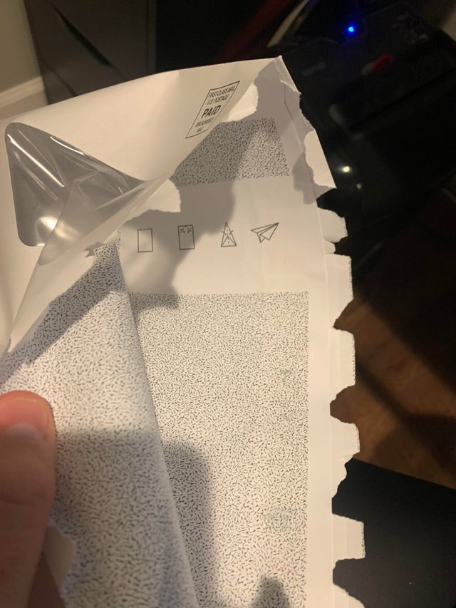 3. A l'intérieur de cette enveloppe postale, j'ai trouvé les instructions pour en faire un avion en papier !