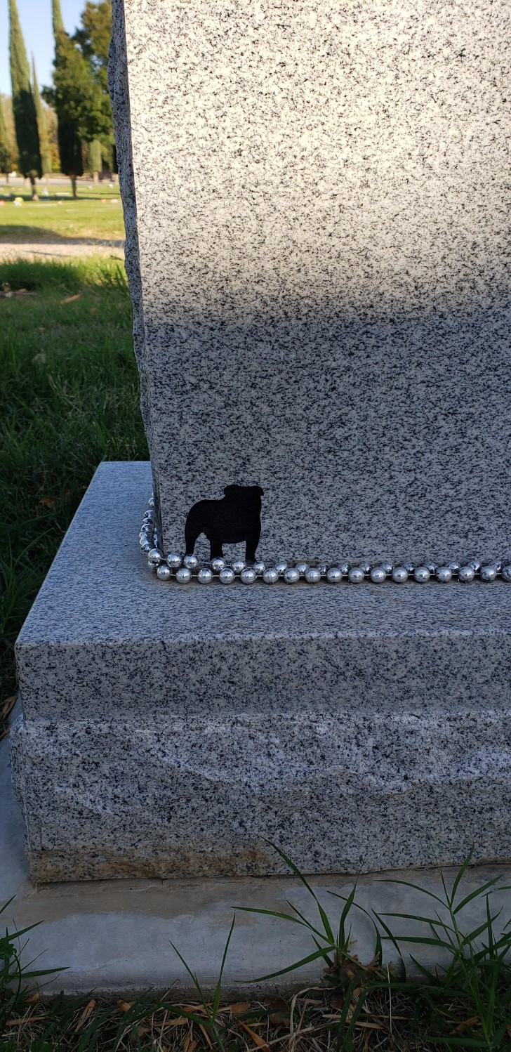6. Un de mes amis décédé avait un bulldog avec lequel il était inséparable : au dos de sa pierre tombale, je l'ai remarqué. C'est touchant !