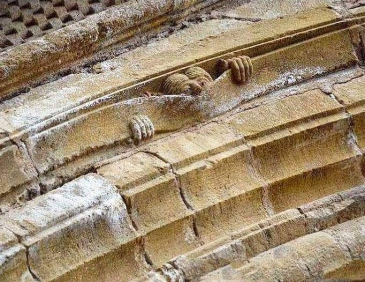 8. Humour médiéval : ce curieux personnage surgit des pierres de l'abbaye française de Sainte Foy
