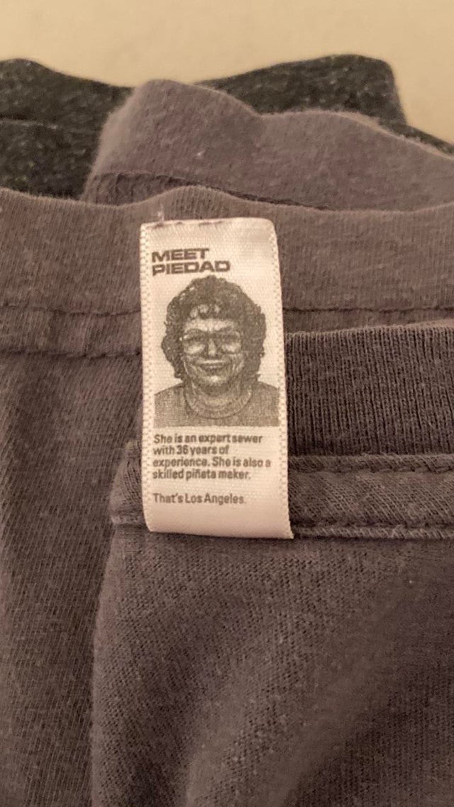 9. Sull'etichetta di questo maglione c'è la foto e una breve biografia della donna che l'ha cucito: incredibile!