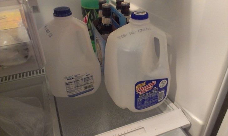 10. Le colocataire aime bien mettre les récipients de lait vides encore dans le réfrigérateur. C'est trop difficile de les jeter ?