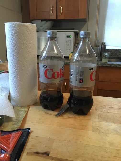2. Le colocataire a placé sa bouteille, avec la même quantité de boisson, à côté de la mienne : maintenant, comment les différencier ?