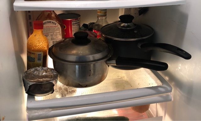 8. Ils n'ont que deux casseroles dans la maison et le colocataire décide de les remplir de nourriture et de les mettre au frigo : une personne très altruiste !