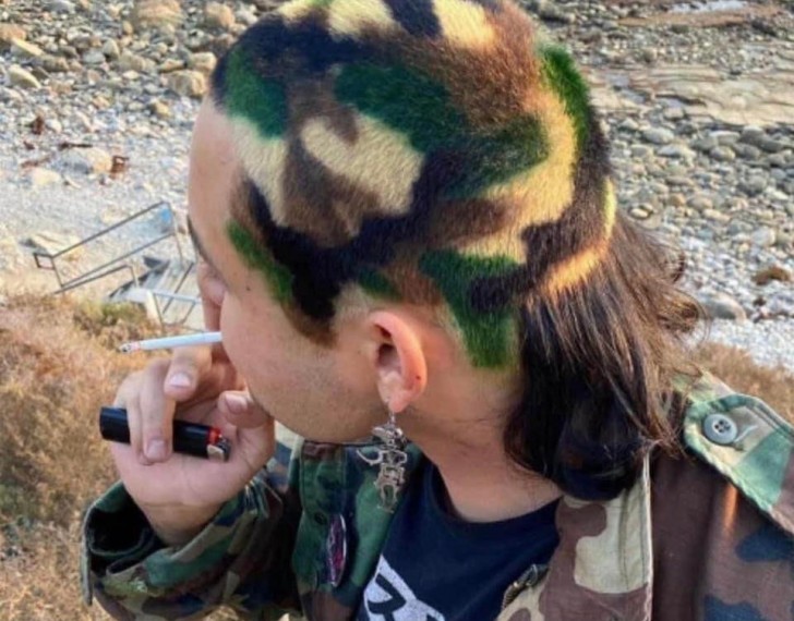 Um penteado perfeito para uma... camuflagem militar!
