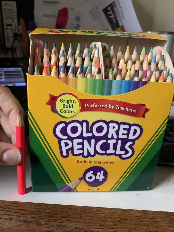 7. Ci si aspetterebbe che le matite siano lunghe quanto la confezione, e invece no: sono praticamente la metà.