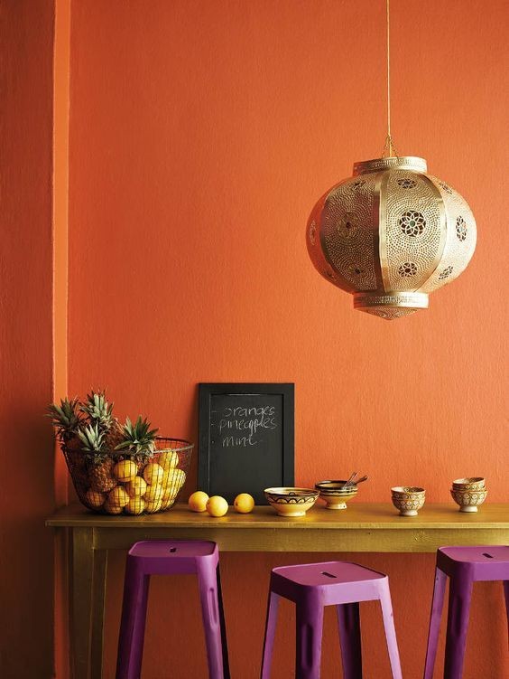 4. Per dare una svolta "pop" a una stanza con pareti arancioni, si può inserire un dettaglio viola: sono due colori che si abbinano molto bene