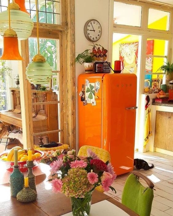 9. Luce, pareti bianche e ambiente eclettico: trova spazio anche un grande elettrodomestico arancione!