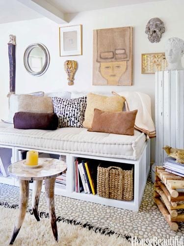 9. Un divano creato con una tavola che poggia su librerie capovolte, e un semplice materasso al di sopra