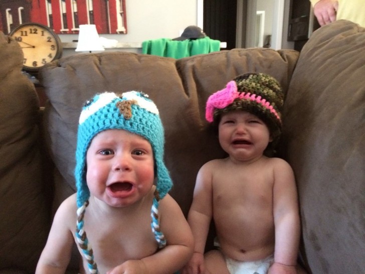 10. Entrambi i bimbi piangono perché hanno ricevuto in regalo un nuovo cappellino, ma sono così belli!