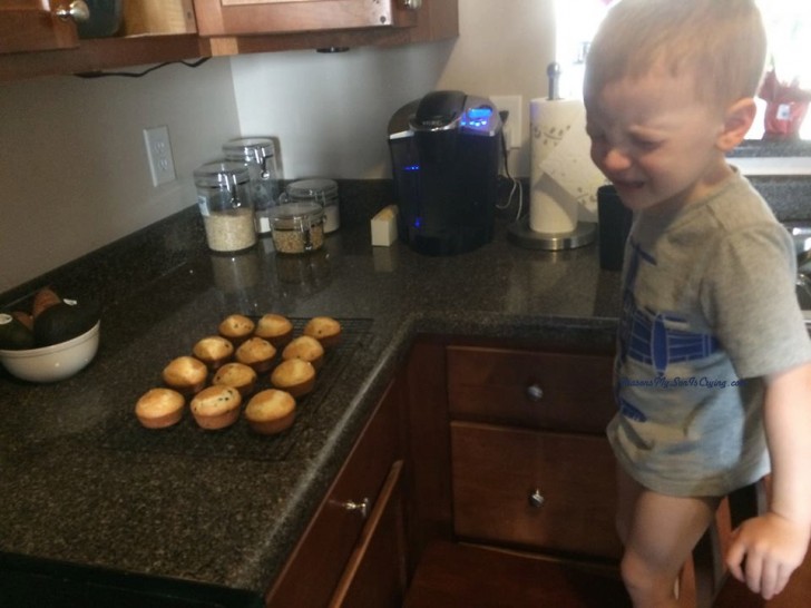 15. Il bimbo invece piange perché i muffin appena sfornati non sono freddi: ma come è possibile che scottino?