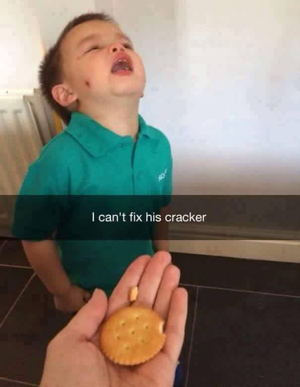 16. Il bimbo invece piange perché la mamma non è riuscita a sistemare il cracker, ma è buono anche così!