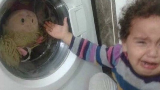 3. La petite fille pleure parce que sa poupée est dans la machine à laver et elle pense qu'elle pourrait se blesser là-dedans, elle est inconsolable.