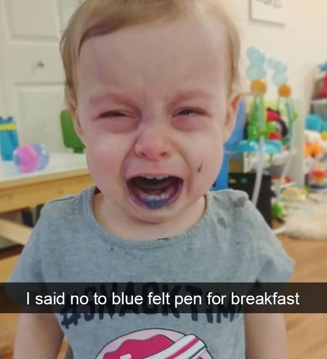 7. Il bimbo invece piange perché la mamma gli ha impedito di mangiare la penna blu per colazione. Ma quelle labbra colorate?