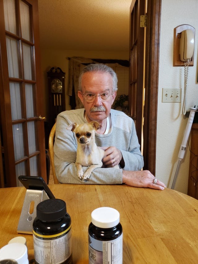 Ele não queria um cachorro em casa, agora o papai toma o café da manhã todos os dias com o seu amigo de quatro patas!