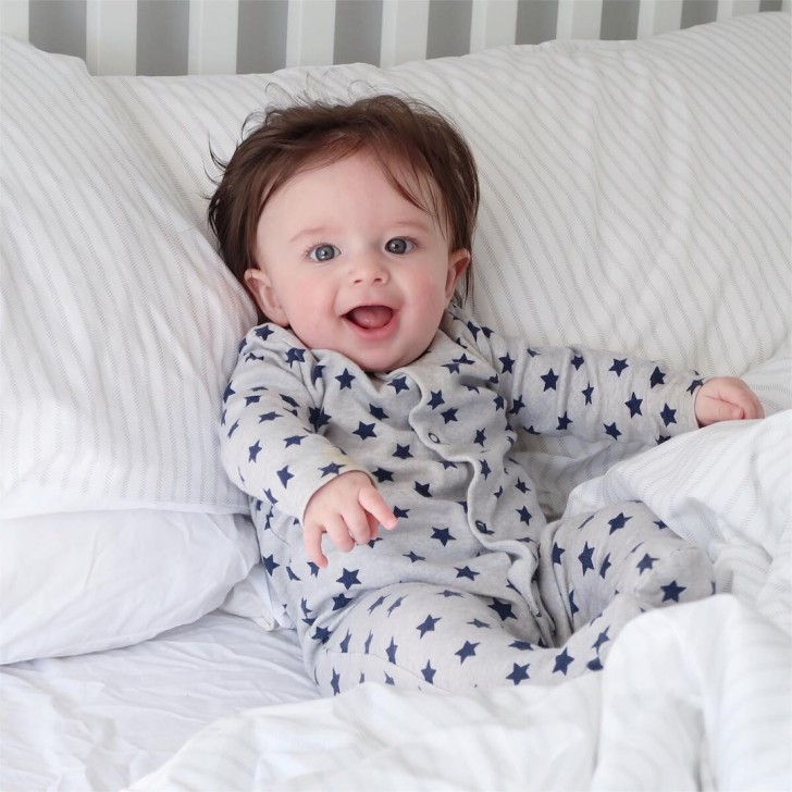 14. Elle ne sait même pas encore tenir debout mais elle a tellement de cheveux qu'elle semble avoir une perruque : adorable !