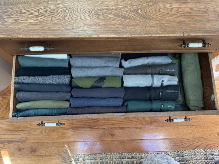 Eine geniale Idee, um Platz zu sparen und Ihre Kleidung in der Schublade zu sortieren!