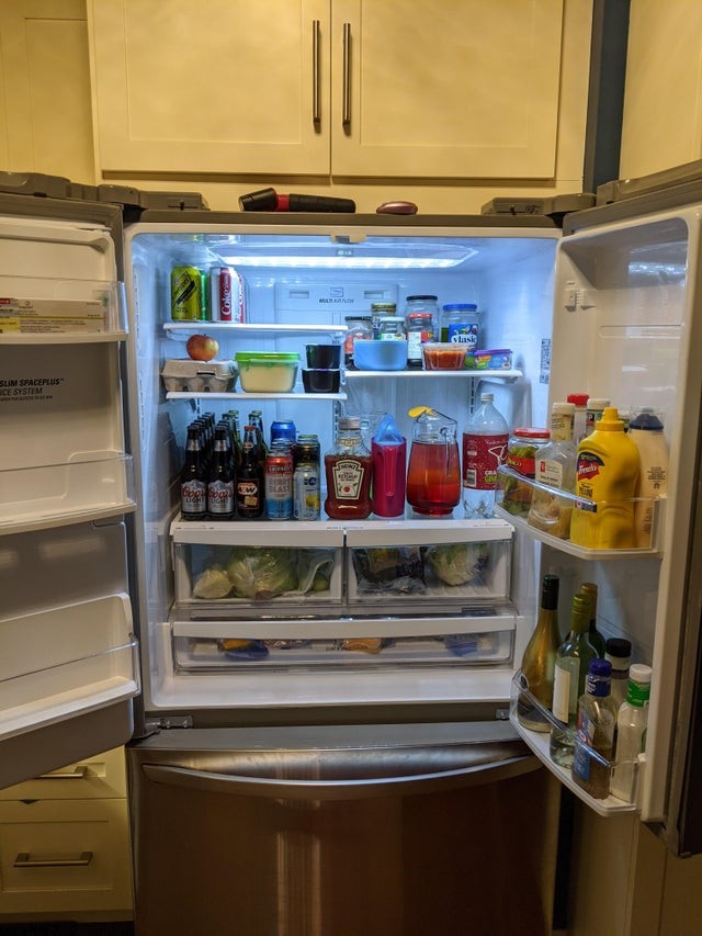 Ich habe den ganzen Kühlschrank gewaschen und geputzt, dann habe ich die Produkte hineingestellt und sie nach Verwendung, Farbe, Kategorie und Art der Lebensmittel unterteilt!